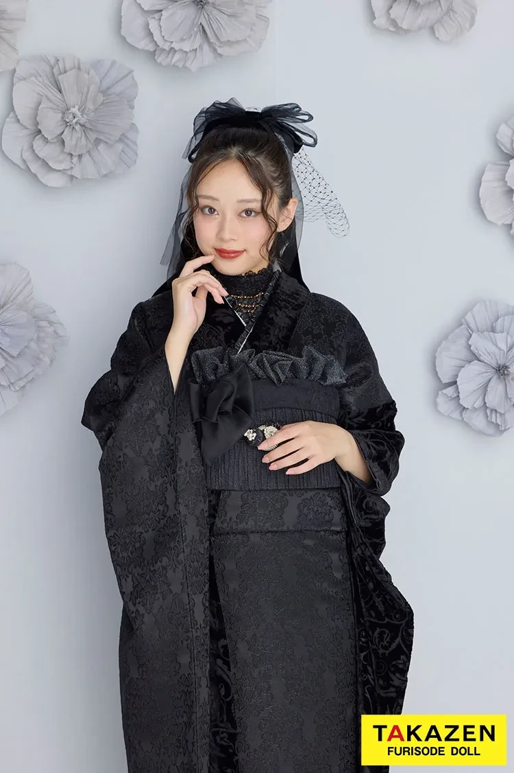 TAKAZENのレンタル振袖 くすみカラーレトロ　黒　ジャガード生地/ベルベット　お洒落　アンティーク調　レースインナー/プリーツスカート　佐藤不二子【通販可】25014
