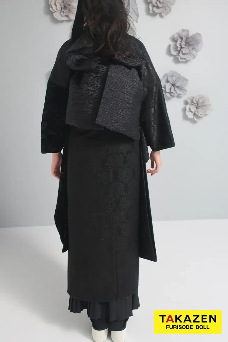 TAKAZENのレンタル振袖 くすみカラーレトロ　黒　ジャガード生地/ベルベット　お洒落　アンティーク調　レースインナー/プリーツスカート　佐藤不二子【通販可】25014