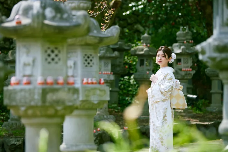 TAKAZEN成人式振袖 白地 キラキラ 高級古典 上品