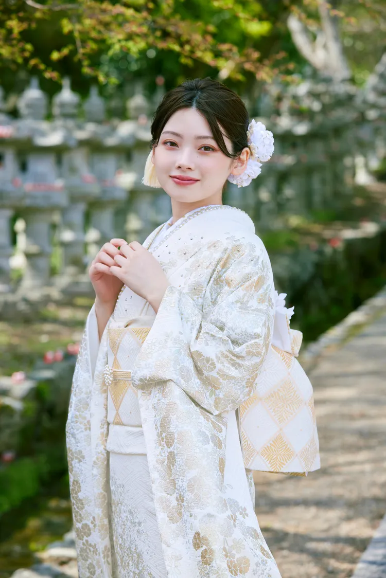 TAKAZEN成人式振袖 白地 キラキラ 高級古典 上品