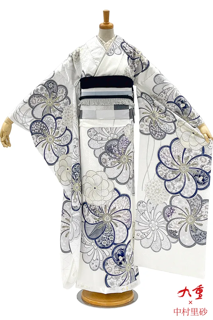 TAKAZENのレンタル振袖 九重×中村里砂　白/グレー　大柄/ねじり菊　綺麗　統一感のある着こなし　白ベース【通販可】K954