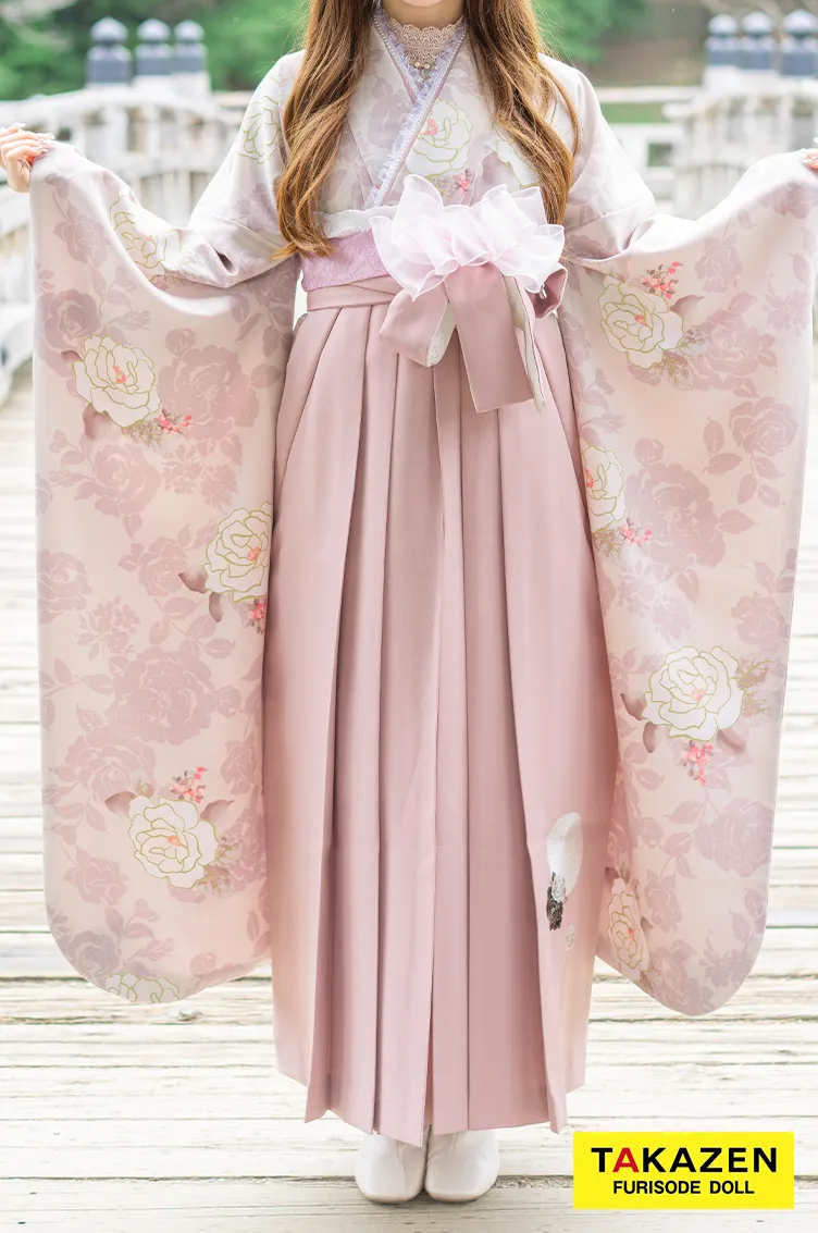 TAKAZENのレンタル袴 キュート＆ガーリー　ピンク/かわいい　薔薇柄　フェミニン　おしゃれ　かわいい　トレンド　リボン　ブーツスタイル【通販可】R25008