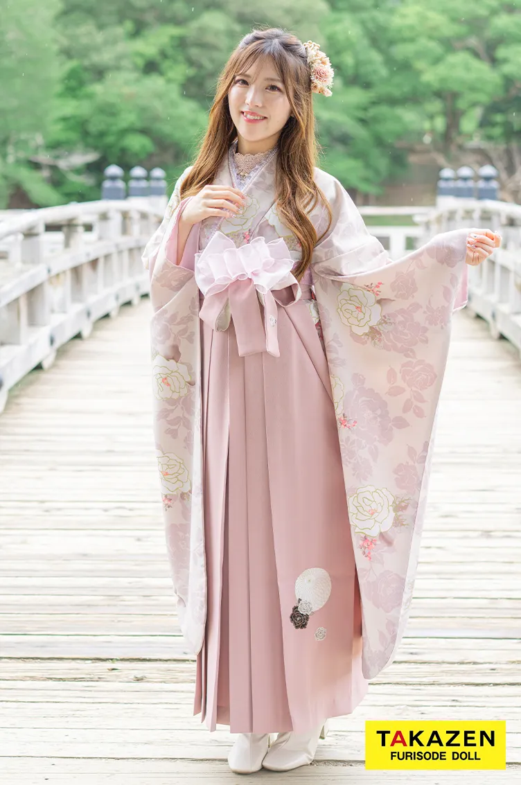TAKAZENのレンタル袴 キュート＆ガーリー　ピンク/かわいい　薔薇柄　フェミニン　おしゃれ　かわいい　トレンド　リボン　ブーツスタイル【通販可】R25008