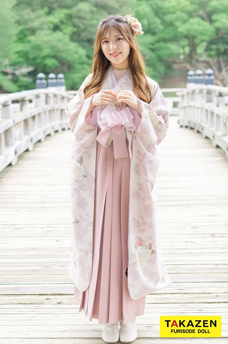 TAKAZENのレンタル袴 キュート＆ガーリー　ピンク/かわいい　薔薇柄　フェミニン　おしゃれ　かわいい　トレンド　リボン　ブーツスタイル【通販可】R25008