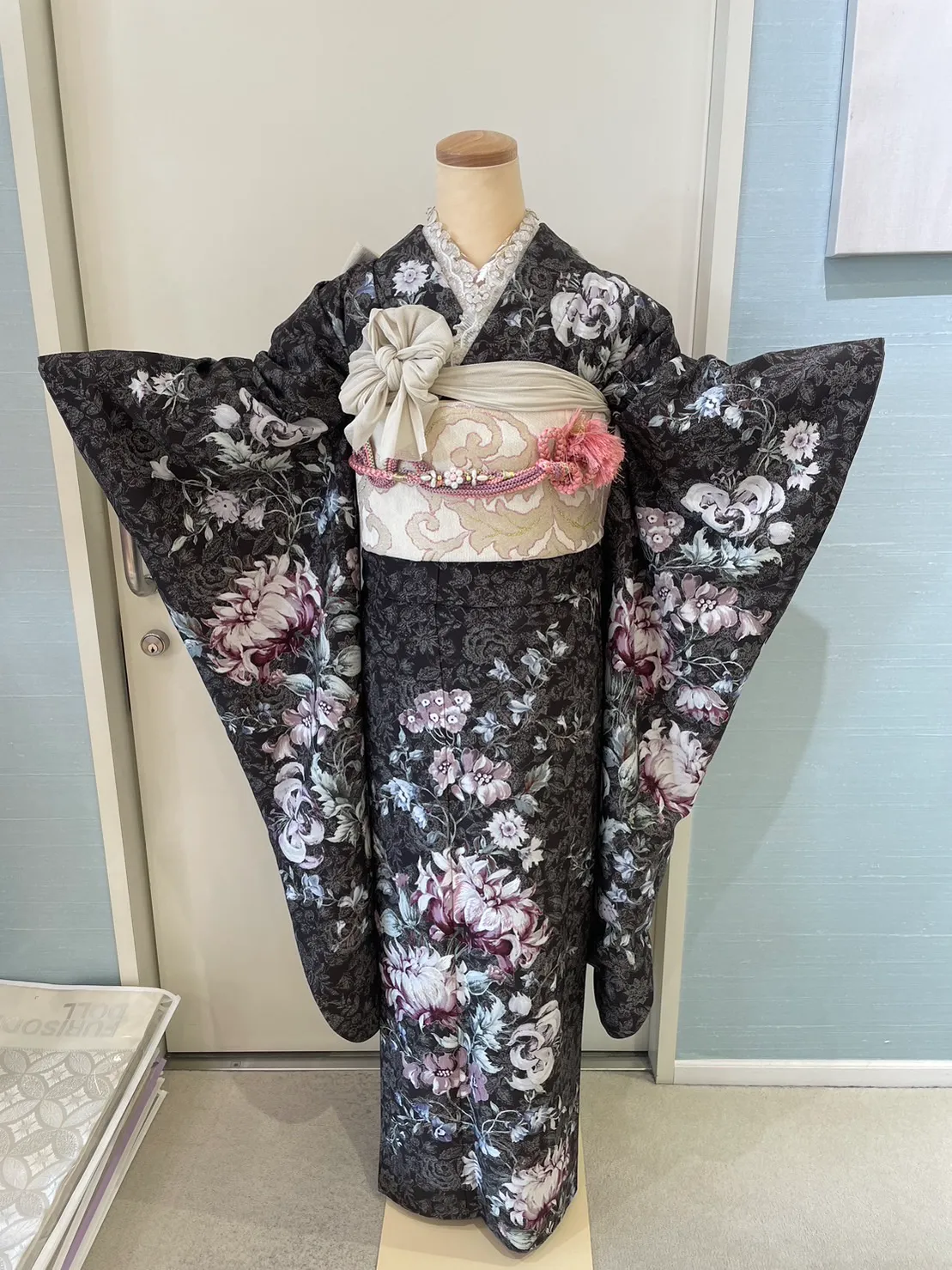 成人式　振袖レンタル　成人式振袖 　イマドキ　オシャレ　レース　フリフリ　お花帯アレンジ　ジルスチュアート　大人気　