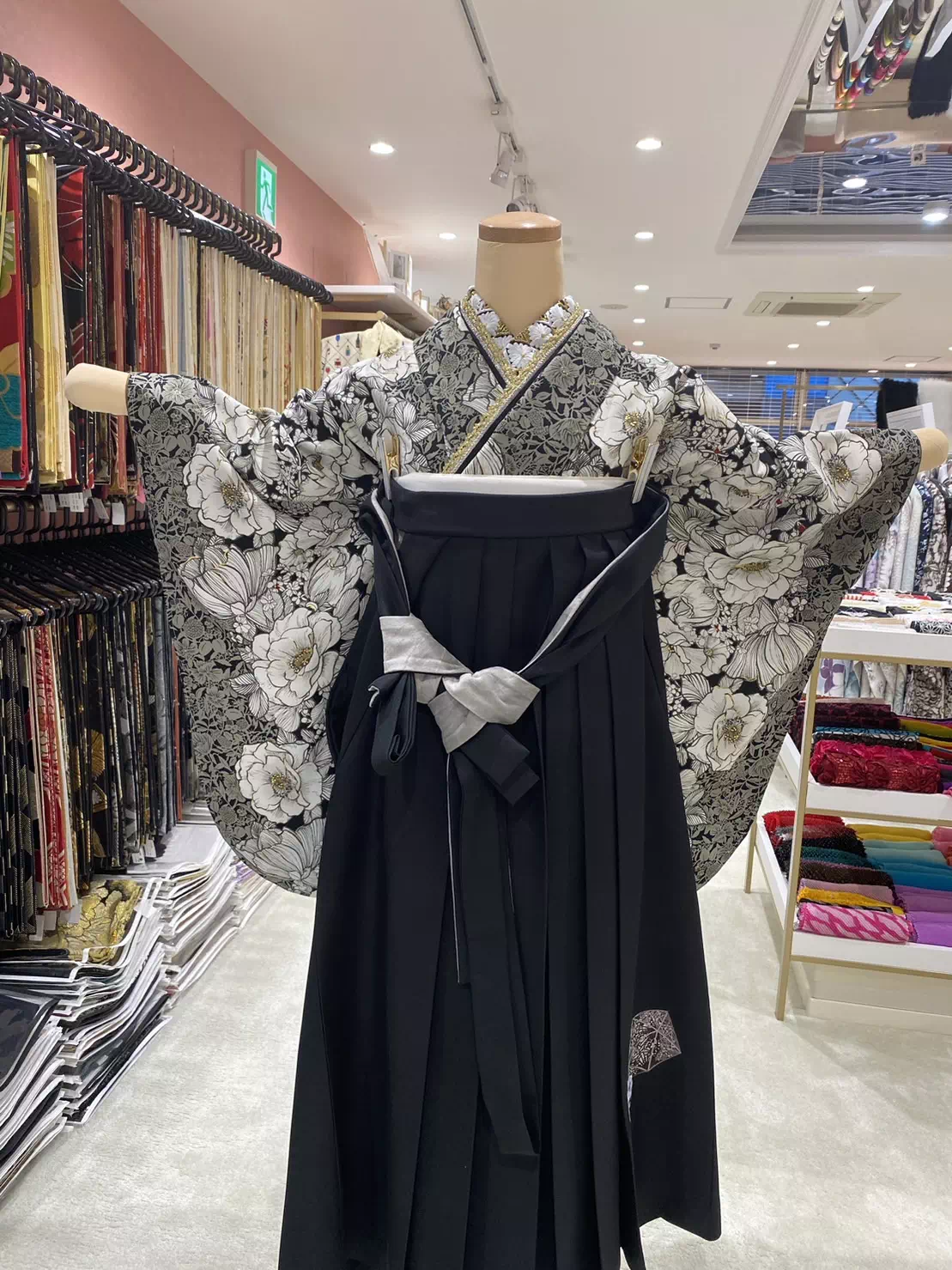 TAKAZEN姫路店　人気袴　かっこいい　卒業式　姫路市　成人式　卒業式　袴　振袖　イマドキ振袖　香音　