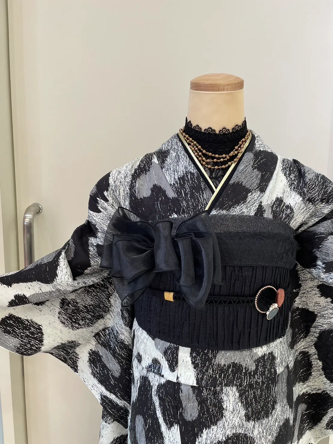 成人式　振袖レンタル　成人式振袖　レトロ　くすみ　レース　リボン　アンティーク　イマドキ　オシャレさん　個性派　スモーキーカラー　モノトーンコーデ　ヒョウ柄　ブーツスタイル