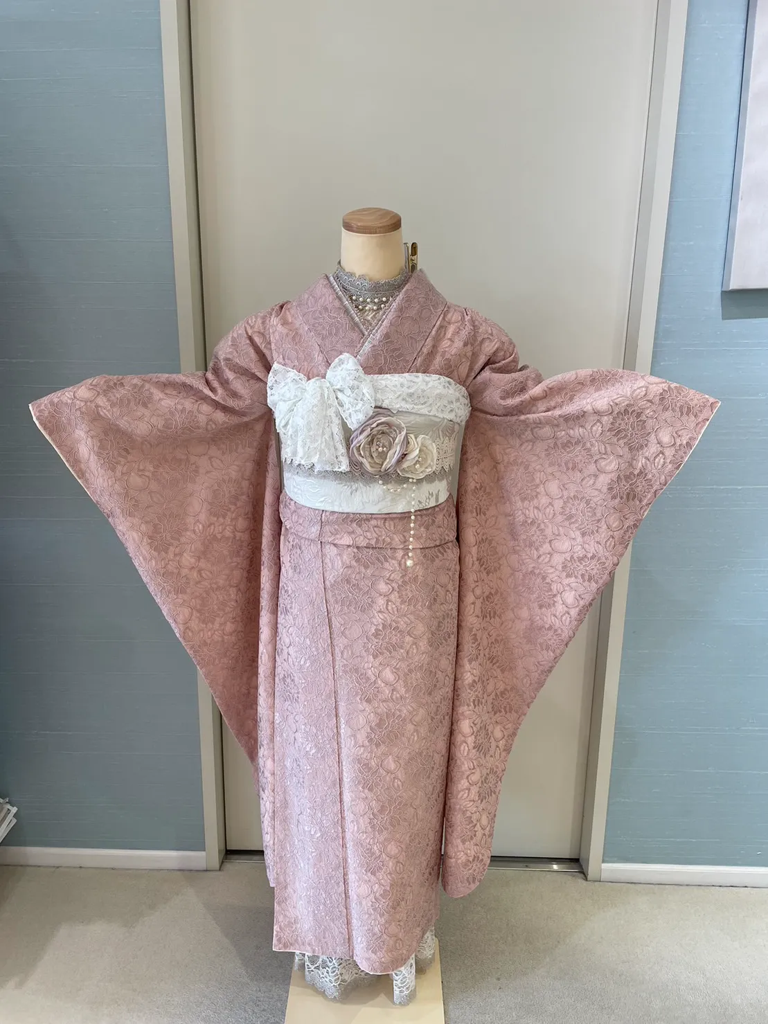成人式　振袖レンタル　成人式振袖　ガーリー　カワイイ　オシャレ　イマドキ　くすみ　フリル　レース　リボン　総レース