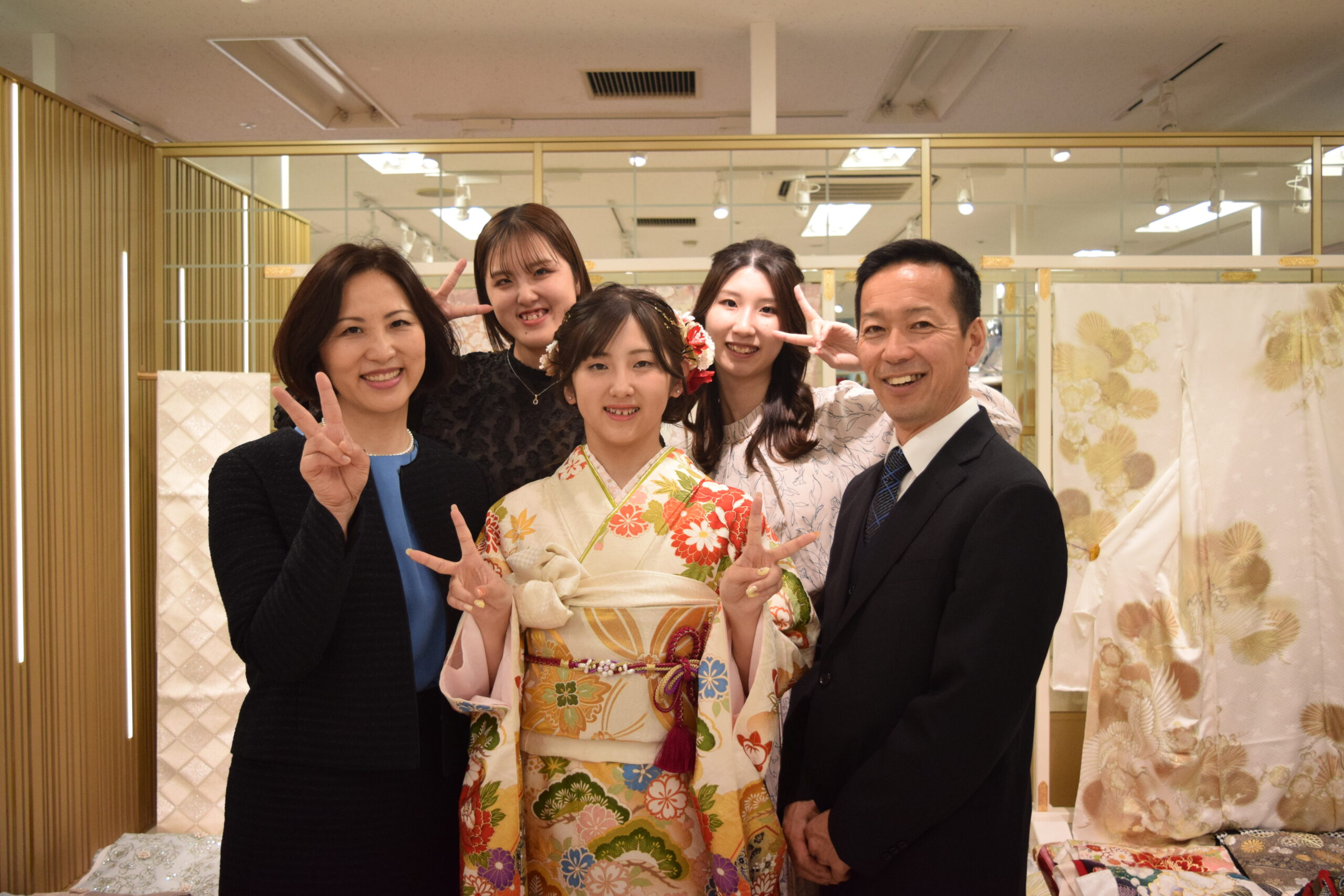 こんばんは🧡 本日TAKAZEN心斎橋店では 振袖の前撮り撮影会📸が 開催されていました🤗✨ かわいい姫ちゃんたちを ご紹介したいと思います🤩 🎀かえでちゃん🎀 残念ながらお写真NGです😭   🎀みくちゃん🎀 🎀ちなつちゃん🎀 🎀かのんちゃん🎀 🎀みうちゃん🎀   🎀のあちゃん🎀   🎀ゆずきちゃん🎀  🎀かなえちゃん🎀 🎀あいねちゃん🎀 🎀まおちゃん🎀 🎀みほちゃん🎀 以上11名の前撮り姫ちゃんでした💗 みんなすごくかわいかったです🥰 ☆☆☆☆☆☆☆☆☆☆☆☆☆☆☆☆☆☆☆☆ 【INFORMATION】 1月~3月は定休日なしで営業しております♡ 4月〜12月は火曜日が定休日です☆ ☀営業時間ＡＭ１０：００～ＰＭ１９：００☀ 心斎橋 ☆☆☆☆☆☆☆☆☆☆☆☆☆☆☆☆☆☆☆☆☆ 大阪心斎橋店｜振袖・袴レンタルなら【TAKAZEN】大阪（心斎橋・堺）兵庫（神戸）奈良の店舗へ ☆☆☆☆☆☆☆☆☆☆☆☆☆☆☆☆☆☆☆☆☆ ▼ Instagram ▼ twitter ▼ Youtube ☝絶賛更新中 ☆☆☆☆☆☆☆☆☆☆☆☆☆☆☆☆☆☆☆☆☆ 【TAKAZEN心斎橋店へＬｅｔ’ｓ Ｇo♡♡】 【電話予約はこちら】 0120-123-511 06-6212-7390 【ご来店の前にカタログもチェック】