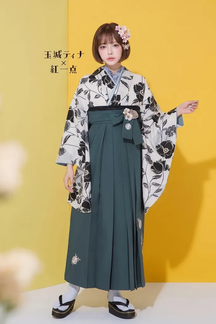 TAKAZENのレンタル袴 玉城ティナ×紅一点ブランド袴　レトロモダン　白地/黒/モノトーン　花柄　大人っぽい【通販可】R25059