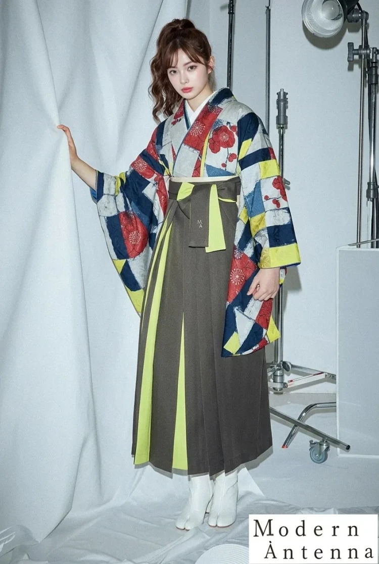 TAKAZENのレンタル袴 モダンアンテナブランド袴　レトロポップ　グレー　個性派　人と被らない　ブーツスタイル【通販可】R25081