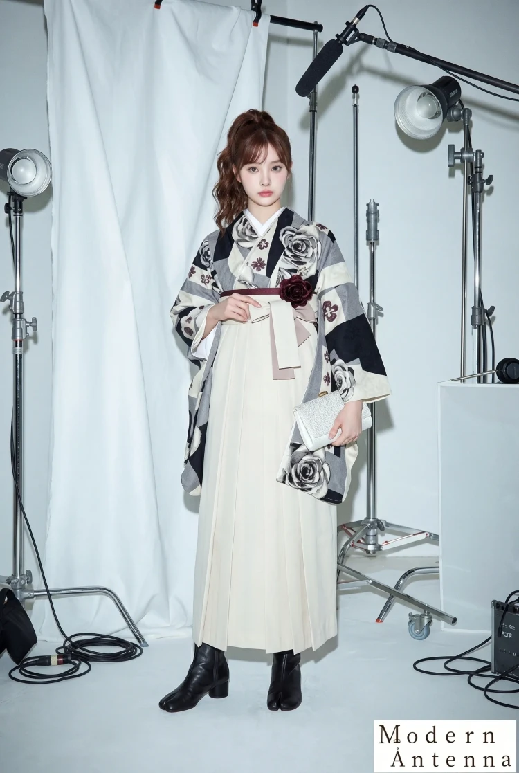 TAKAZENのレンタル袴 モダンアンテナブランド卒業式袴　白/黒/モノトーン　バラ柄　地雷系　人と被らない　ブーツコーデ【通販可】R25083