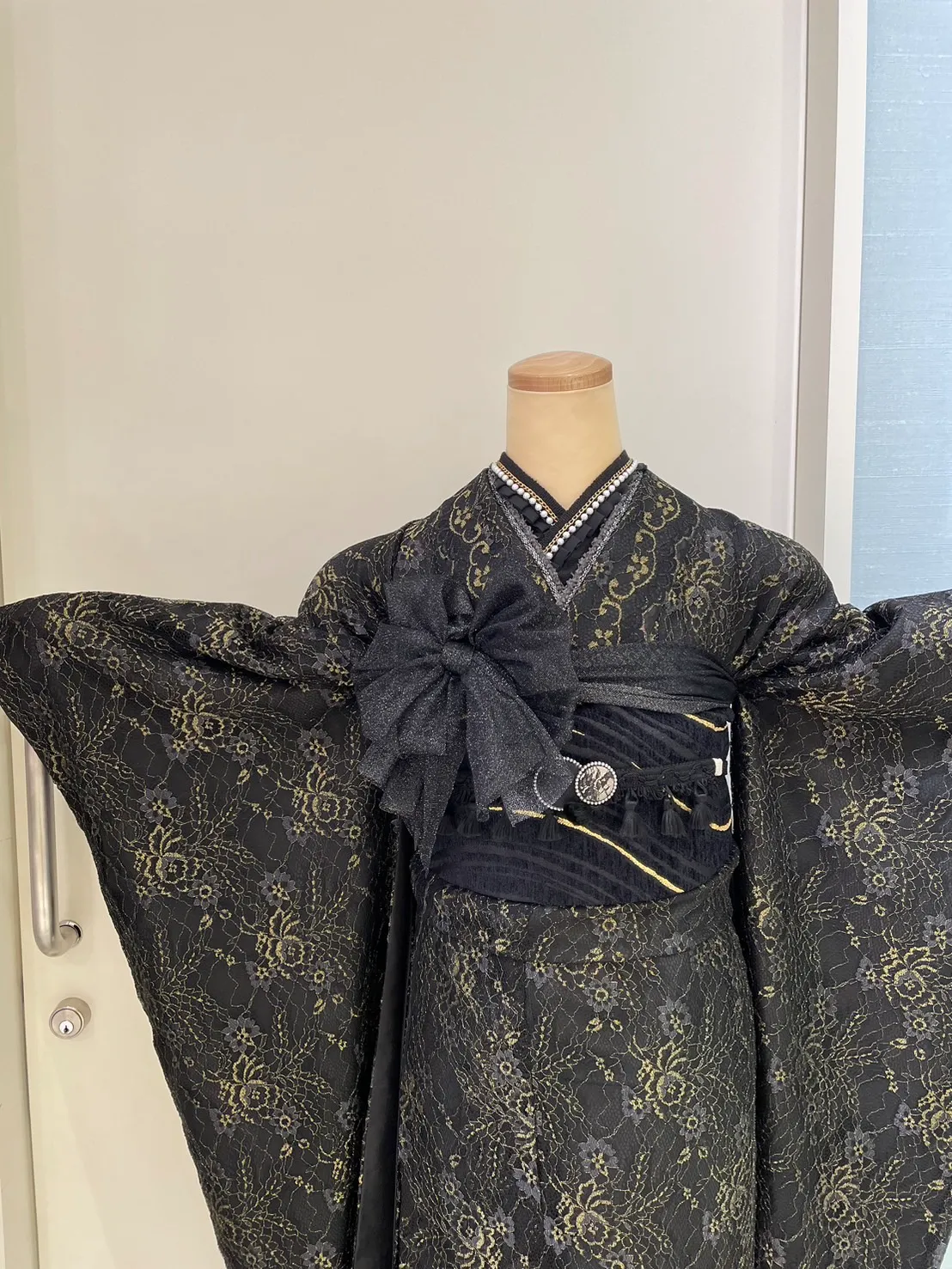 成人式　振袖レンタル　成人式振袖　鶴柄　シンプル　くすみエレガント　綺麗目　可愛い　オシャレ　総レース　黒金　オシャレ　レース　オシャレ　被らない