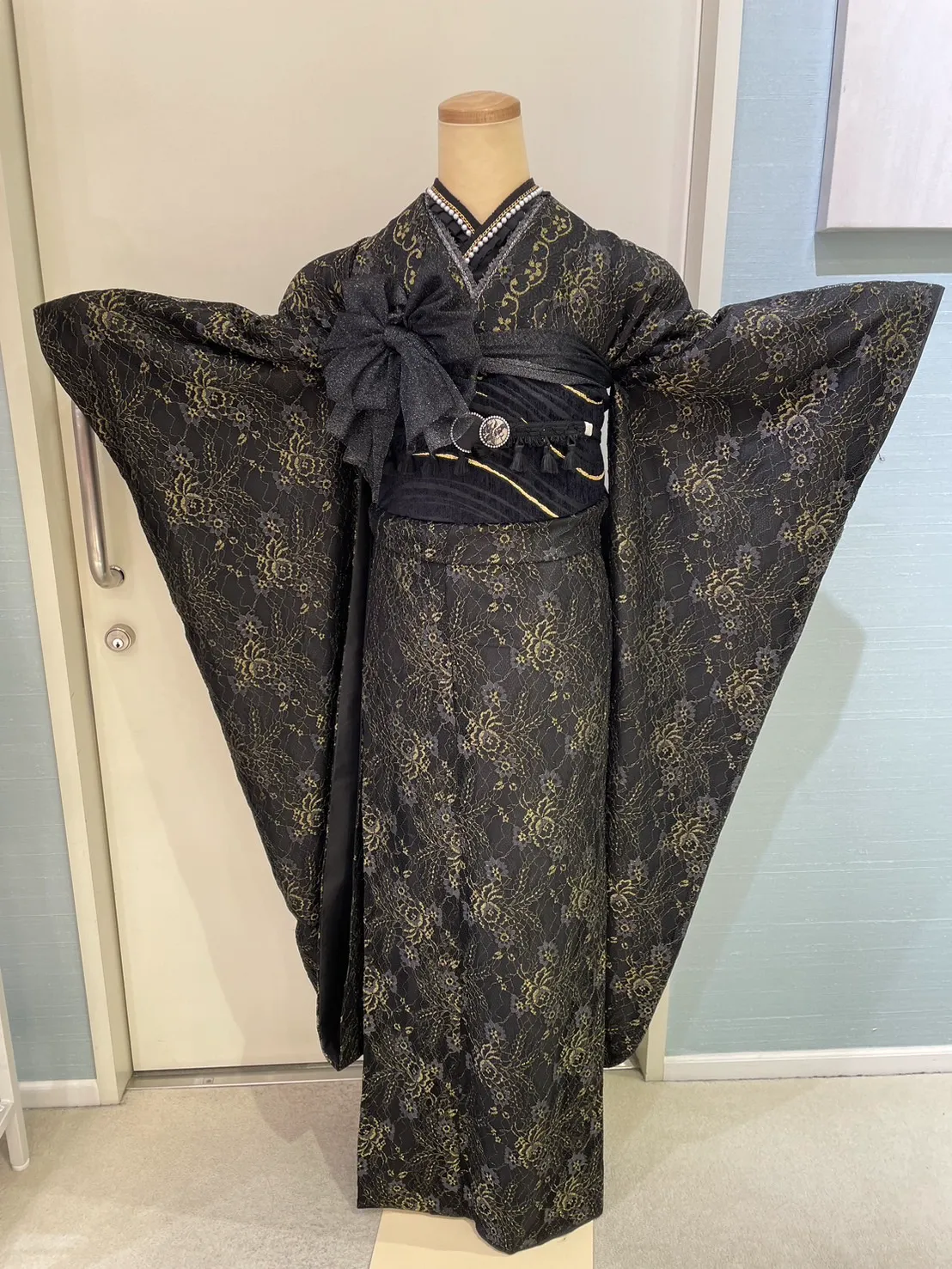 成人式　振袖レンタル　成人式振袖　鶴柄　シンプル　くすみエレガント　綺麗目　可愛い　オシャレ　総レース　黒金　オシャレ　レース　オシャレ　被らない