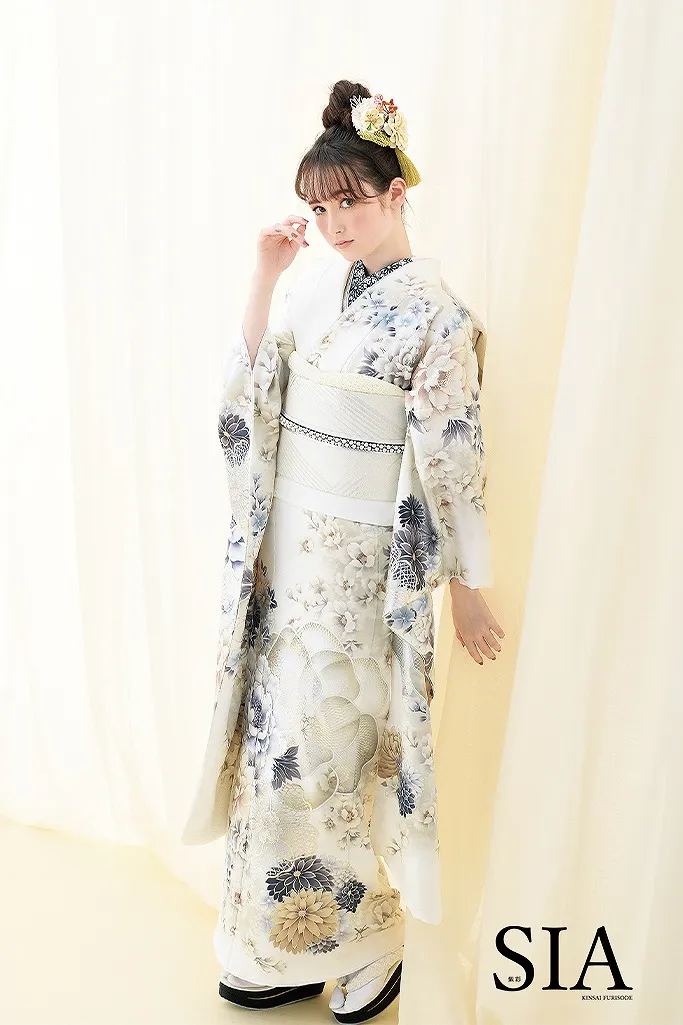 TAKAZENのレンタル振袖 くすみカラー古典　白地/オフカラー　花柄　綺麗　統一感のある着こなし【通販可】K1053
