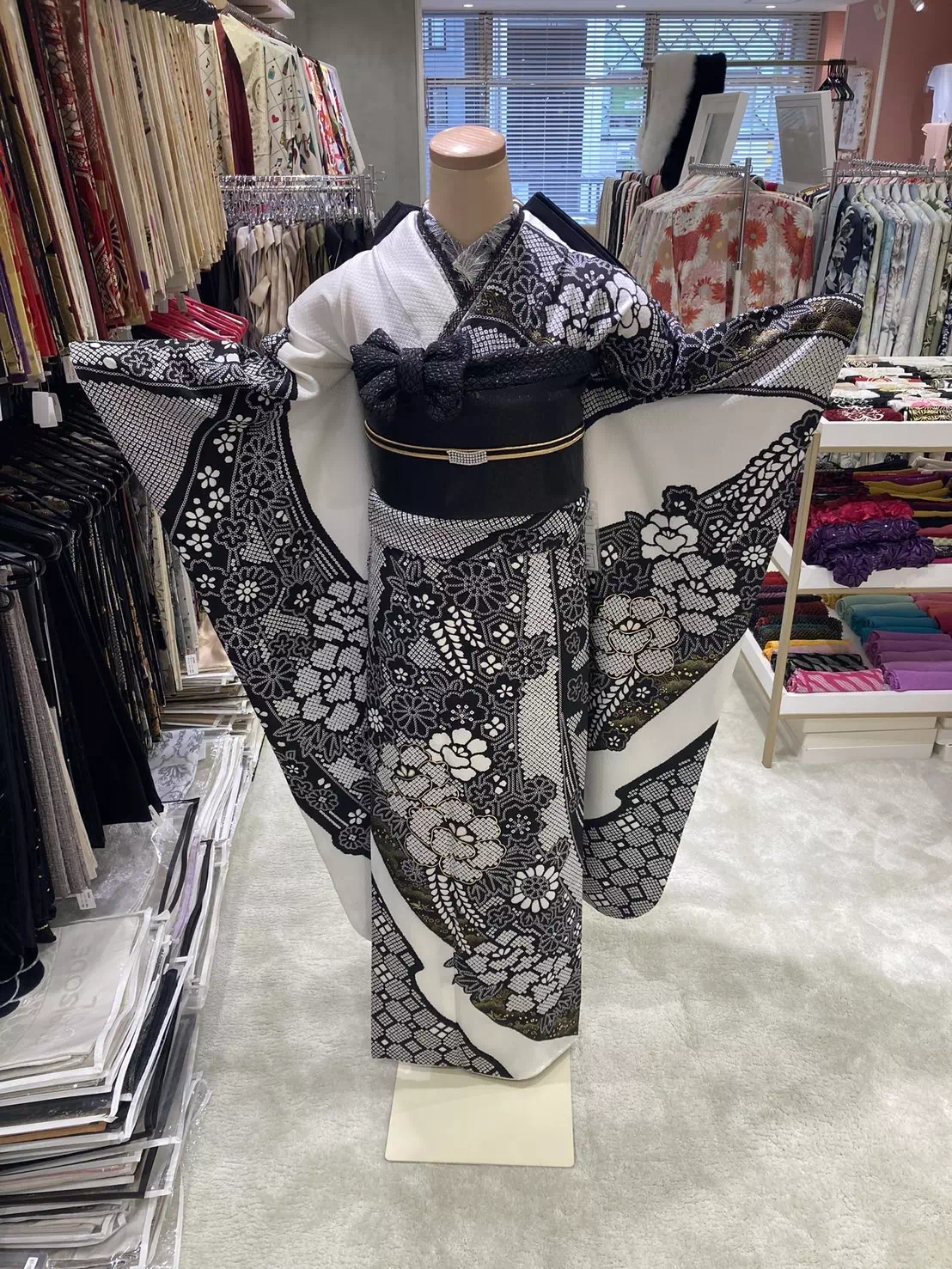 TAKAZEN姫路店　姫路市　成人式　卒業式　袴　振袖　イマドキ振袖　香音　絞り柄　モノトーン　ヴィンテージ　