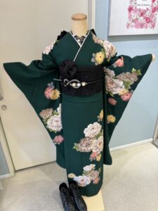 成人式振袖　ヴィンテージ振袖　綺麗め　色違い小物　色違い　緑振袖　ブーツスタイル　お出かけ振袖　結婚式お呼ばれ振袖
