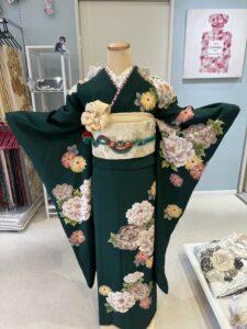 成人式振袖　ヴィンテージ振袖　綺麗め　色違い小物　色違い　緑振袖　ブーツスタイル　お出かけ振袖　結婚式お呼ばれ振袖