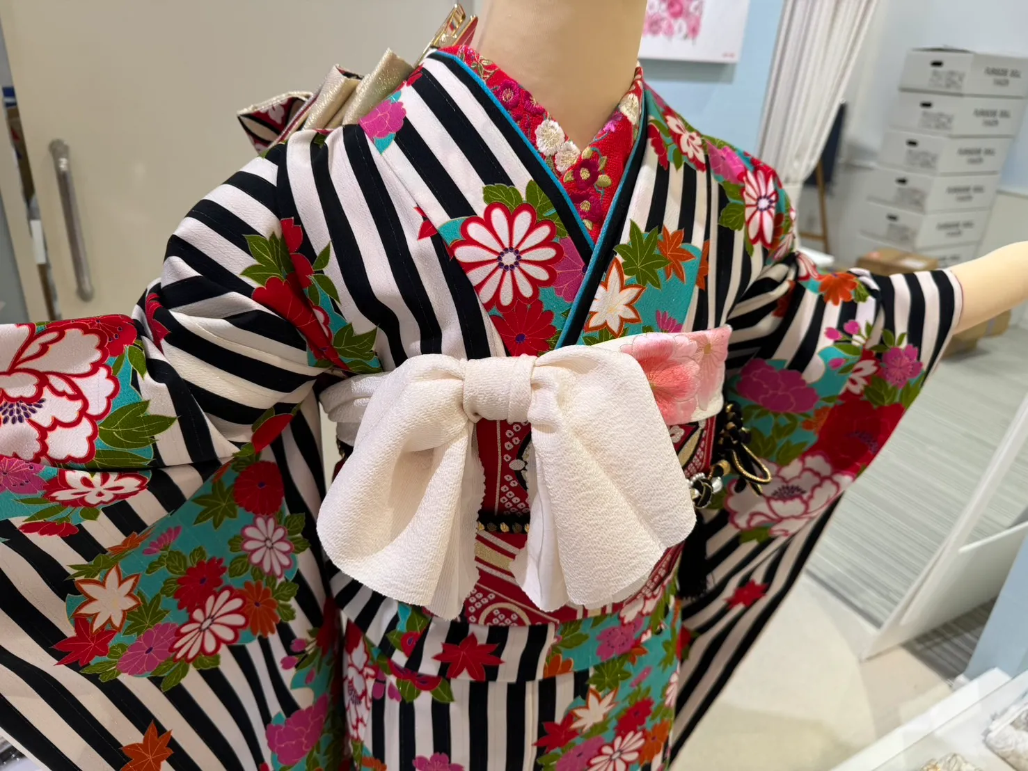 成人式振袖　レンタル振袖　レトロ　モダン　個性的　かわいい　ストライプ柄