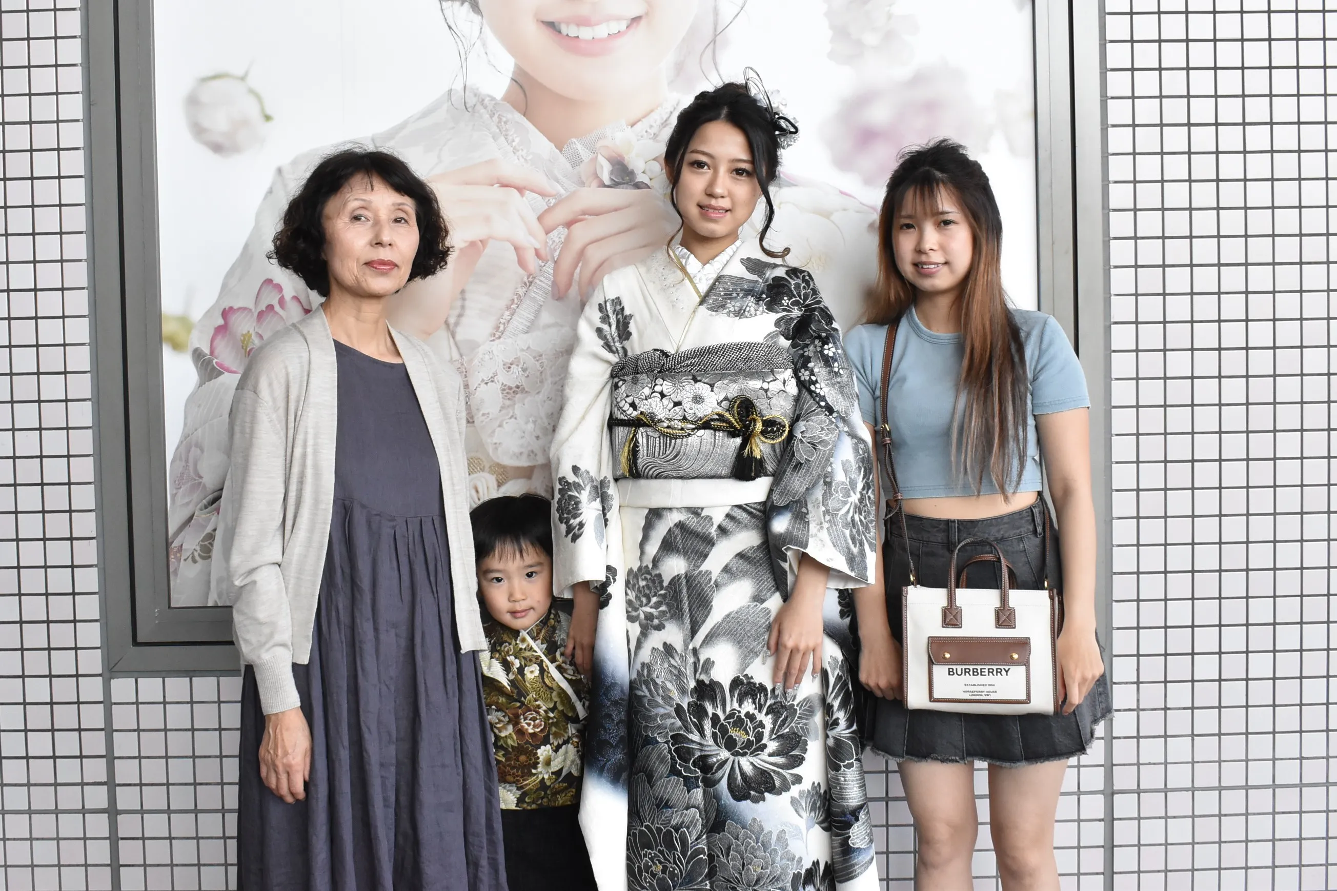 2024年　振袖　前撮り撮影会　TAKAZEN堺店　モード　シルバー振袖　派手カワイイ　上品　綺麗