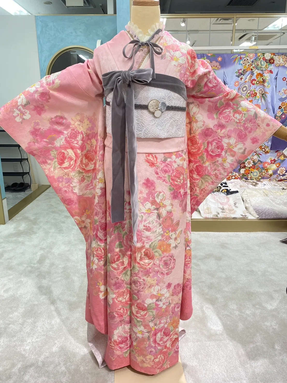 なんば　心斎橋　天王寺　キュートガーリー　ピンク/淡い色　薔薇柄　リズリサ振袖　ゆめかわいい　おしゃれ