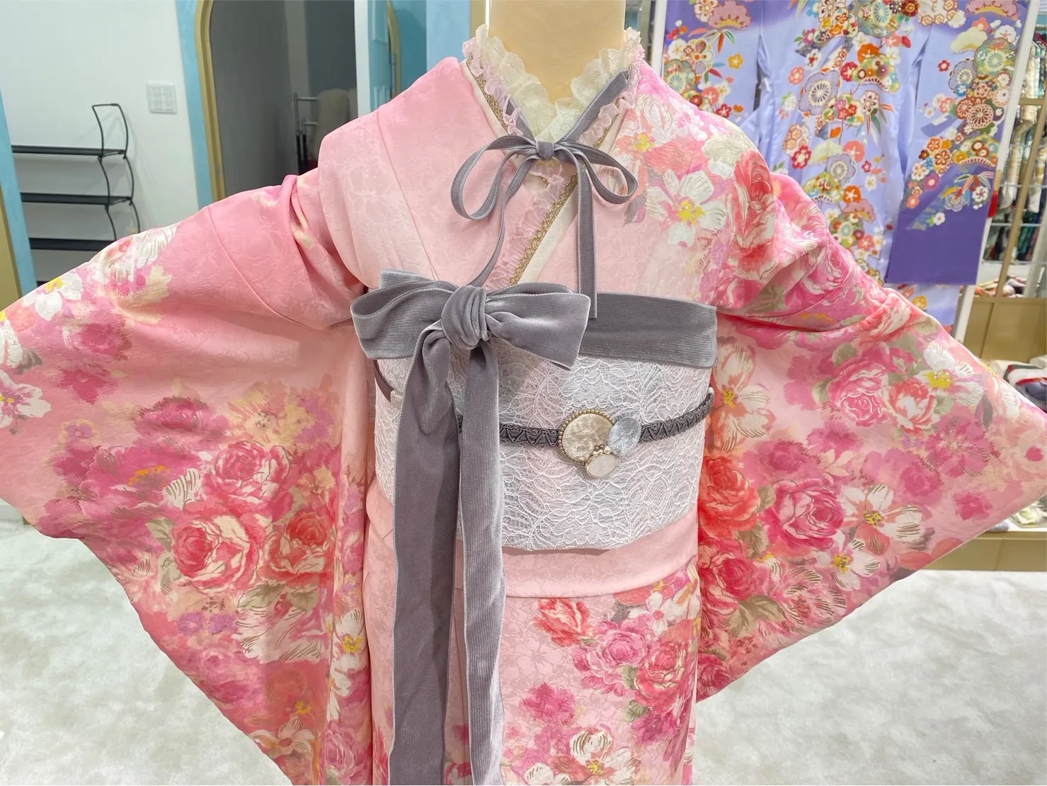 なんば　心斎橋　天王寺　キュートガーリー　ピンク/淡い色　薔薇柄　リズリサ振袖　ゆめかわいい　おしゃれ