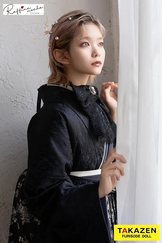 TAKAZENのレンタル袴 ヴィンテージスタイル　黒/黒ベース　無地/バラのお花付き　人と被らない　おしゃれ　ブーツコーデ【通販可】R25087