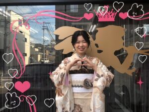 成人式　振袖　前撮り撮影会　ヘップバーン　ベージュ/淡色/くすみ　エレガント　お洒落　バラ柄/リボン柄　スワロフスキー付き　ヒールコーデ　かわいい