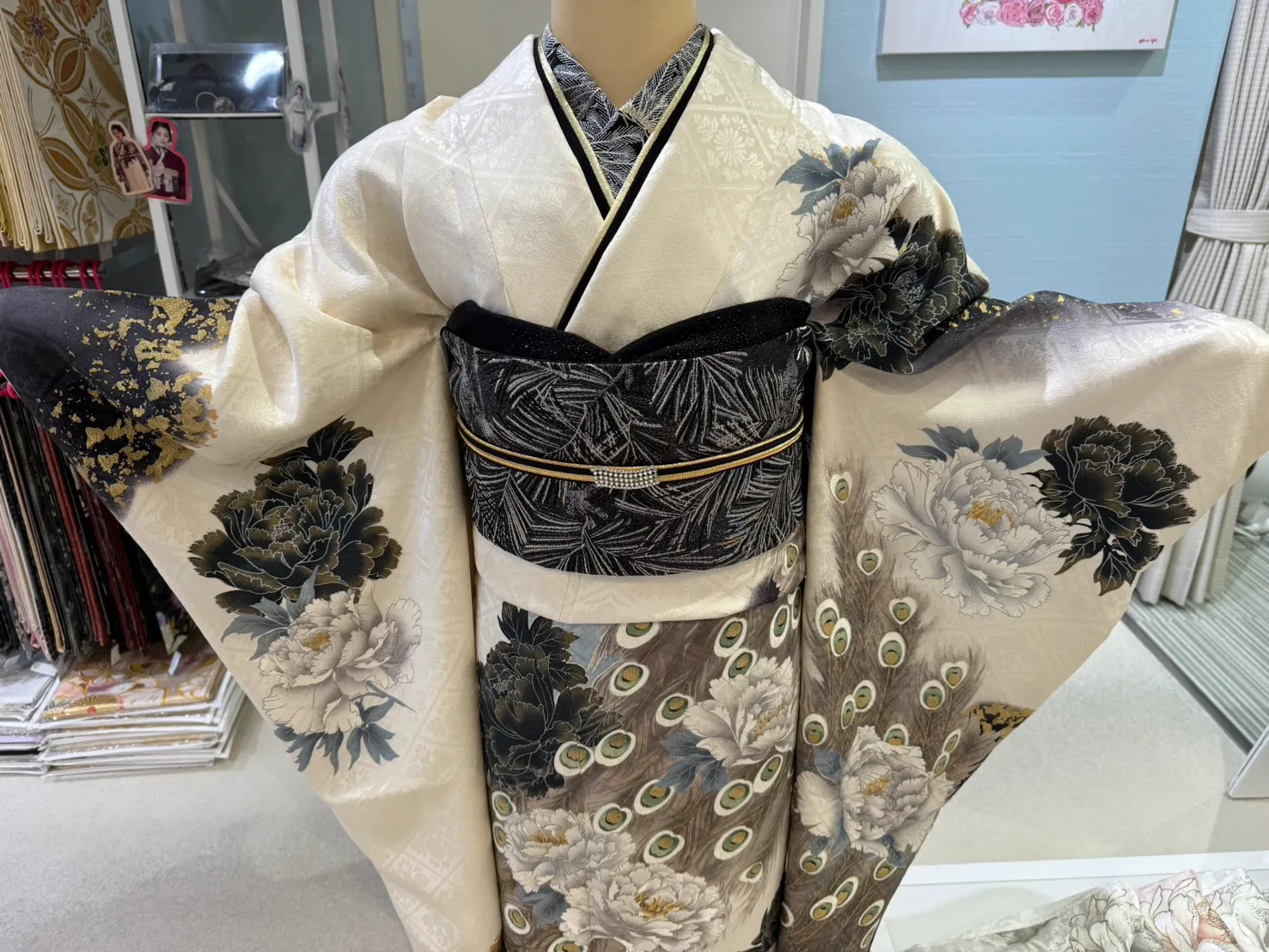 TAKAZEN　タカゼン　振袖レンタル　ヴィンテージ　ヴィンテージスタイル　かっこいい　ブーツスタイル　孔雀　白振袖