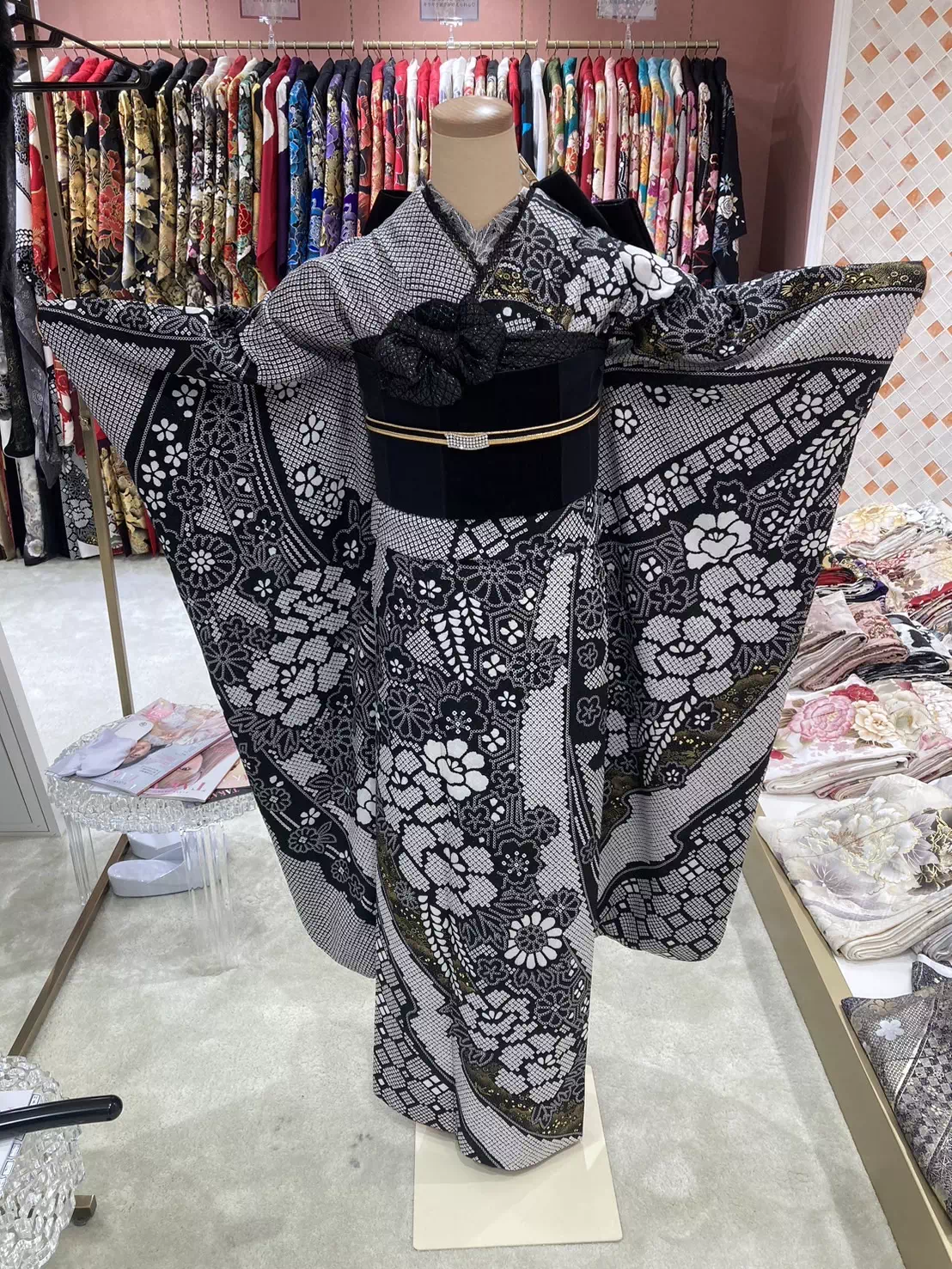 TAKAZEN姫路店　加古川市　高砂市　人気振袖　振袖レンタル　姫路市　成人式　卒業式　袴　振袖　イマドキ振袖　香音　ヴィンテージ振袖　絞り柄　モノトーン　