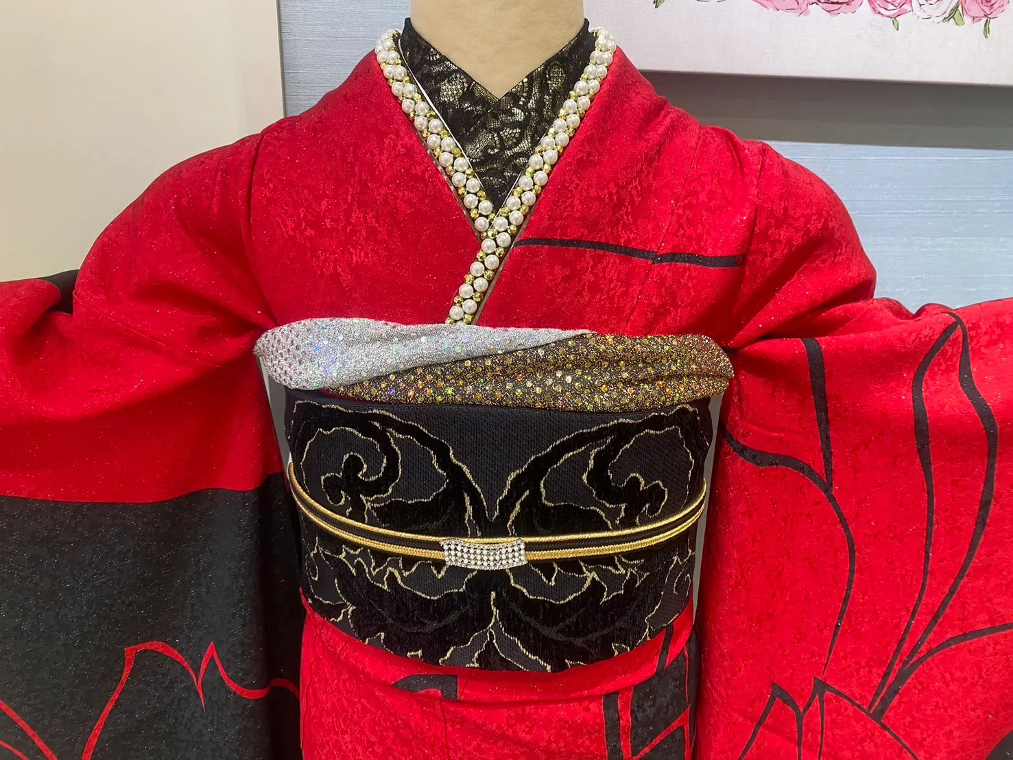 2025年　2026年　2027年　振袖レンタル　赤　黒　モード　キラキラ　シンプル