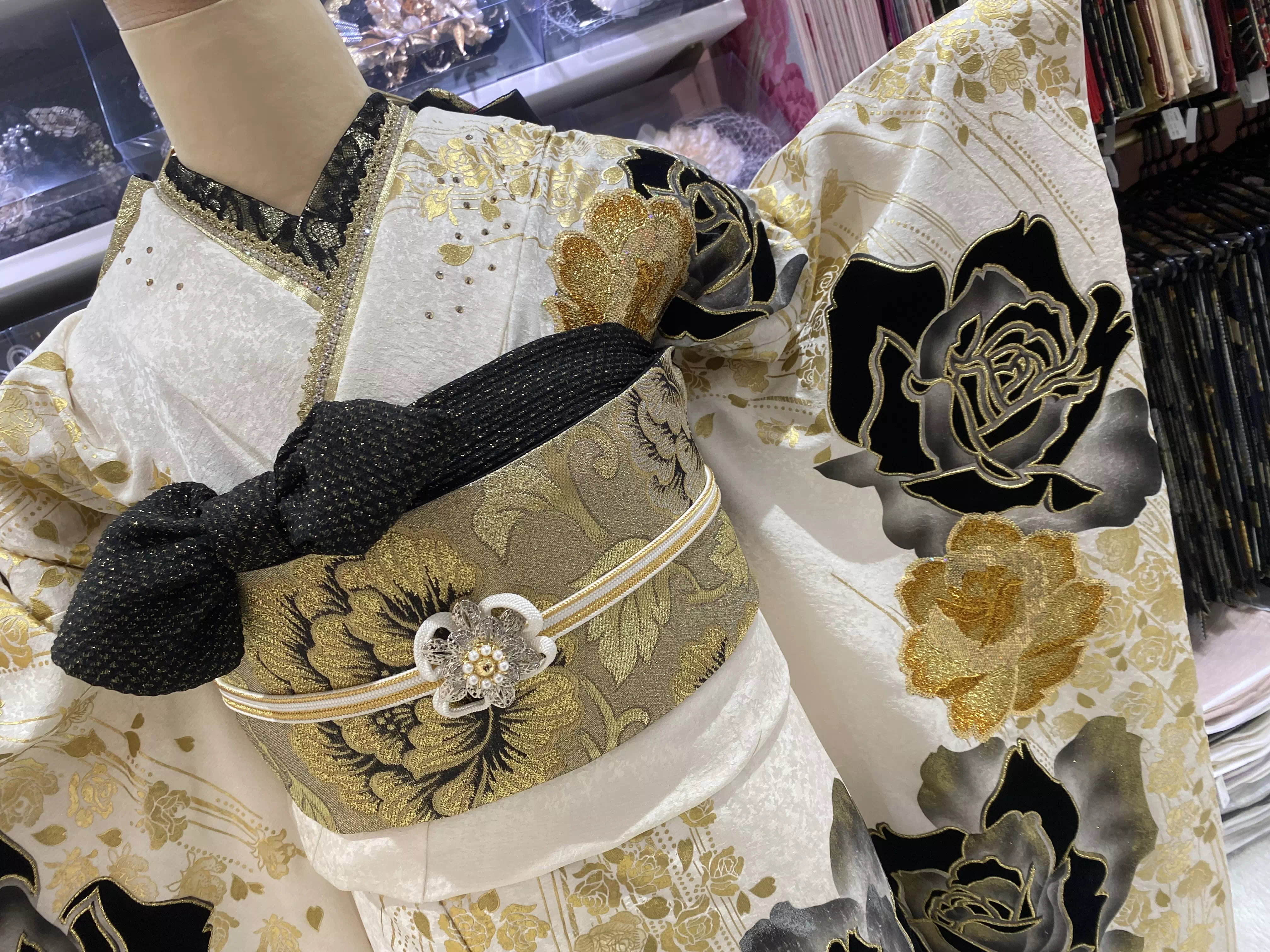 TAKAZEN姫路店　姫路市　成人式　卒業式　袴　振袖　イマドキ振袖　キラキラ　ヘップバーン　　白　金
