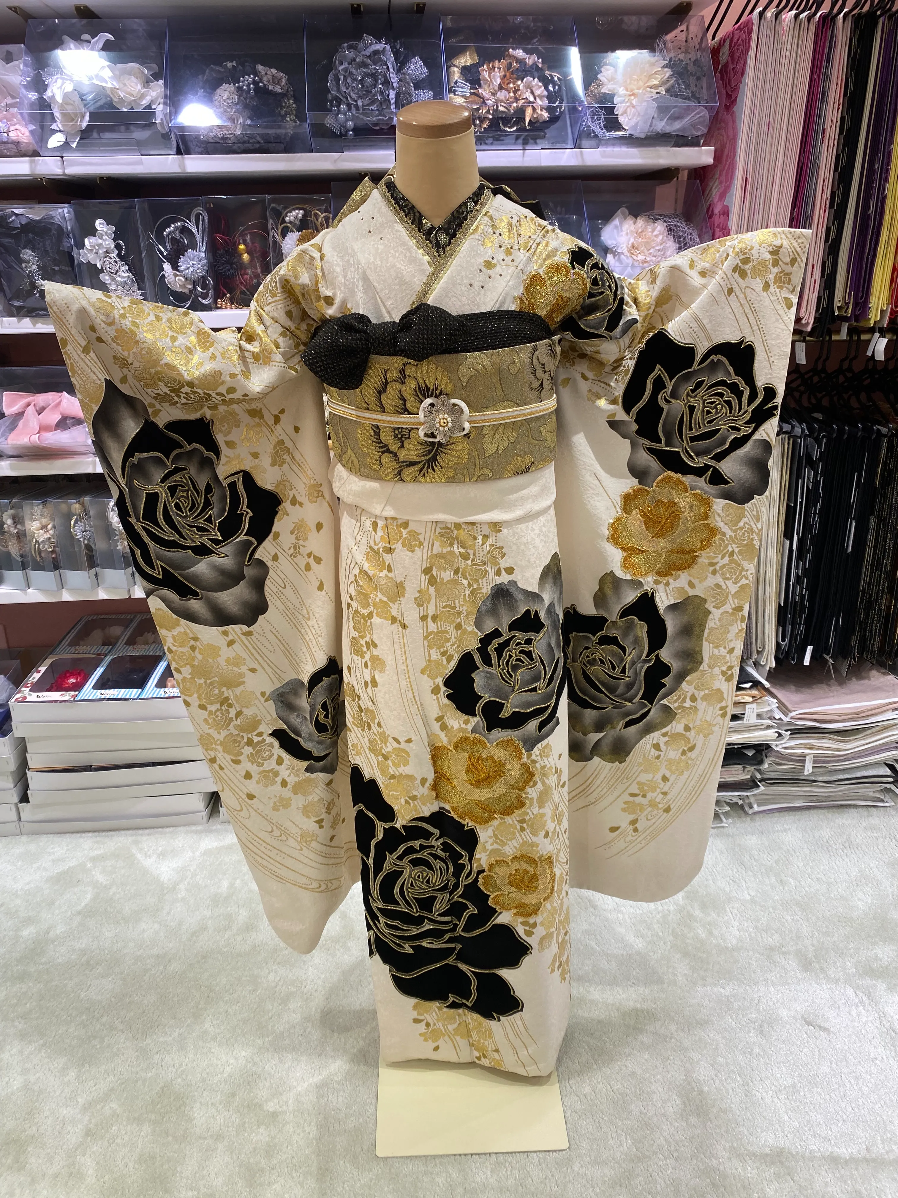 TAKAZEN姫路店　姫路市　成人式　卒業式　袴　振袖　イマドキ振袖　キラキラ　ヘップバーン　　白　金