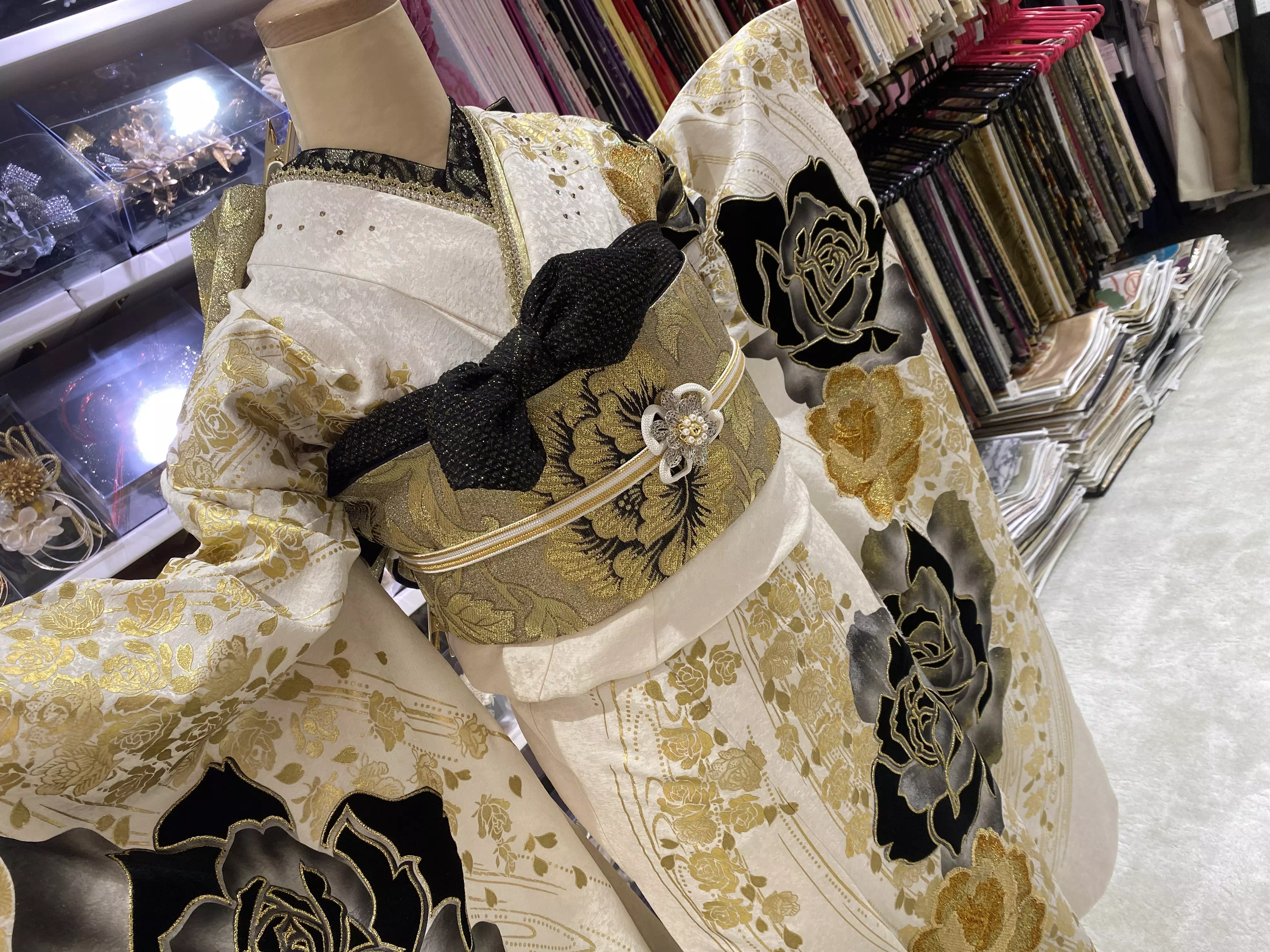 TAKAZEN姫路店　姫路市　成人式　卒業式　袴　振袖　イマドキ振袖　キラキラ　ヘップバーン　　白　金