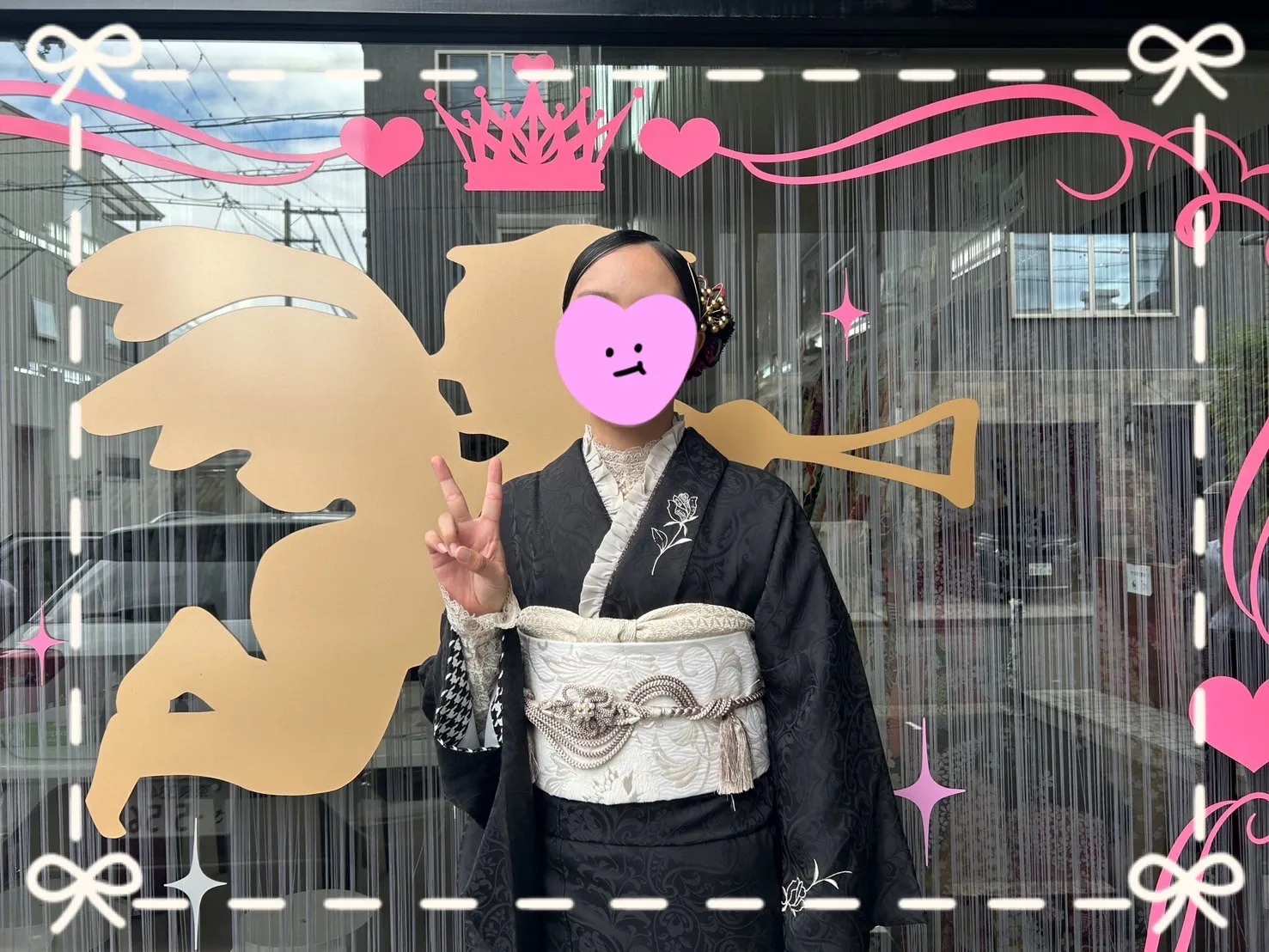成人式　振袖　前撮り撮影会　ヴィンテージスタイル　ブラック/黒ベース　ワンポイント刺繍　人と被らない　シンプル振袖　おしゃれな着こなし　レースインナー/ブーツスタイル