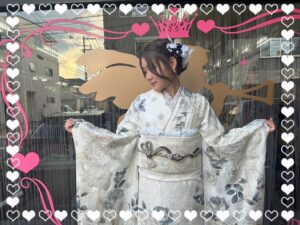 成人式　振袖　前撮り撮影会　奈良　ヘップバーンシャネルカラー　白/ゴールド　バラ/リボン柄　スワロフスキー　おしゃれな　ドレッシー　カメリア柄帯　ブリッジマン遊七