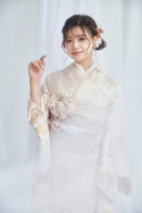 振袖　レンタル　奈良　くすみカラー古典　サーモンピンク/淡い色　ユリ柄　シンプル　すっきり　かわいい　レース小物