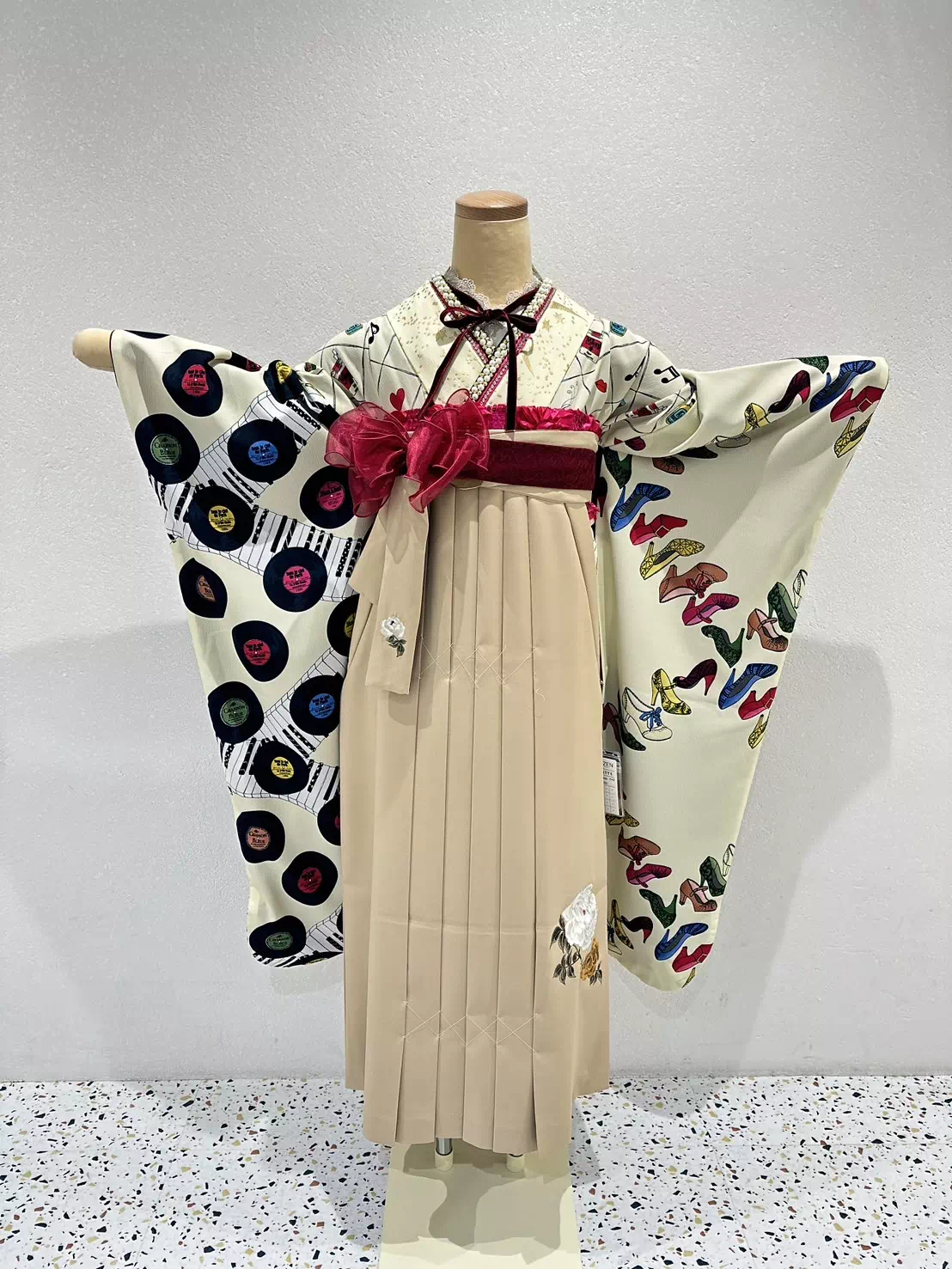 TAKAZEN姫路店　加古川市　高砂市　人気振袖　振袖レンタル　姫路市　成人式　卒業式　袴　音符柄　個性的　振袖　イマドキ振袖　袴　