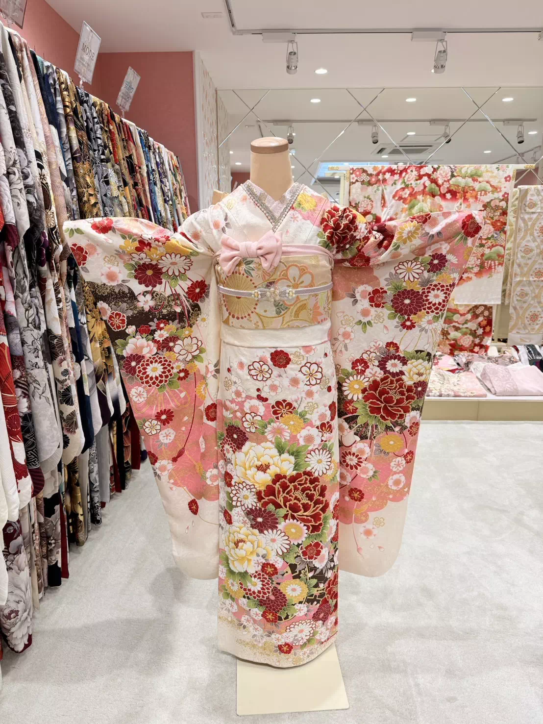 TAKAZEN姫路店　姫路市　成人式　卒業式　袴　振袖　イマドキ振袖　キラキラ　ヘップバーン　　白　金