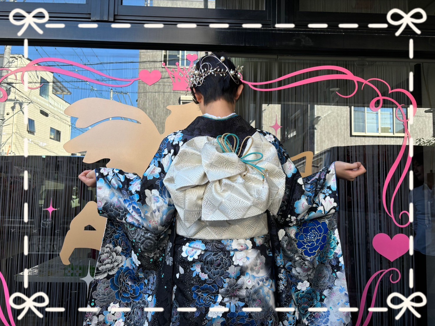 前撮り　撮影会　振袖　レンタル　奈良　きれい　かわいい　くすみ　ガーリー　古典　イマドキ　安い！モード　黒/ブルー(青色)　牡丹柄　派手　綺麗　かっこいい振袖　桂由美デザイン　ギャル　安い！モード　黒/ブルー(青色)　牡丹柄　派手　綺麗　かっこいい振袖　桂由美デザイン　ギャル