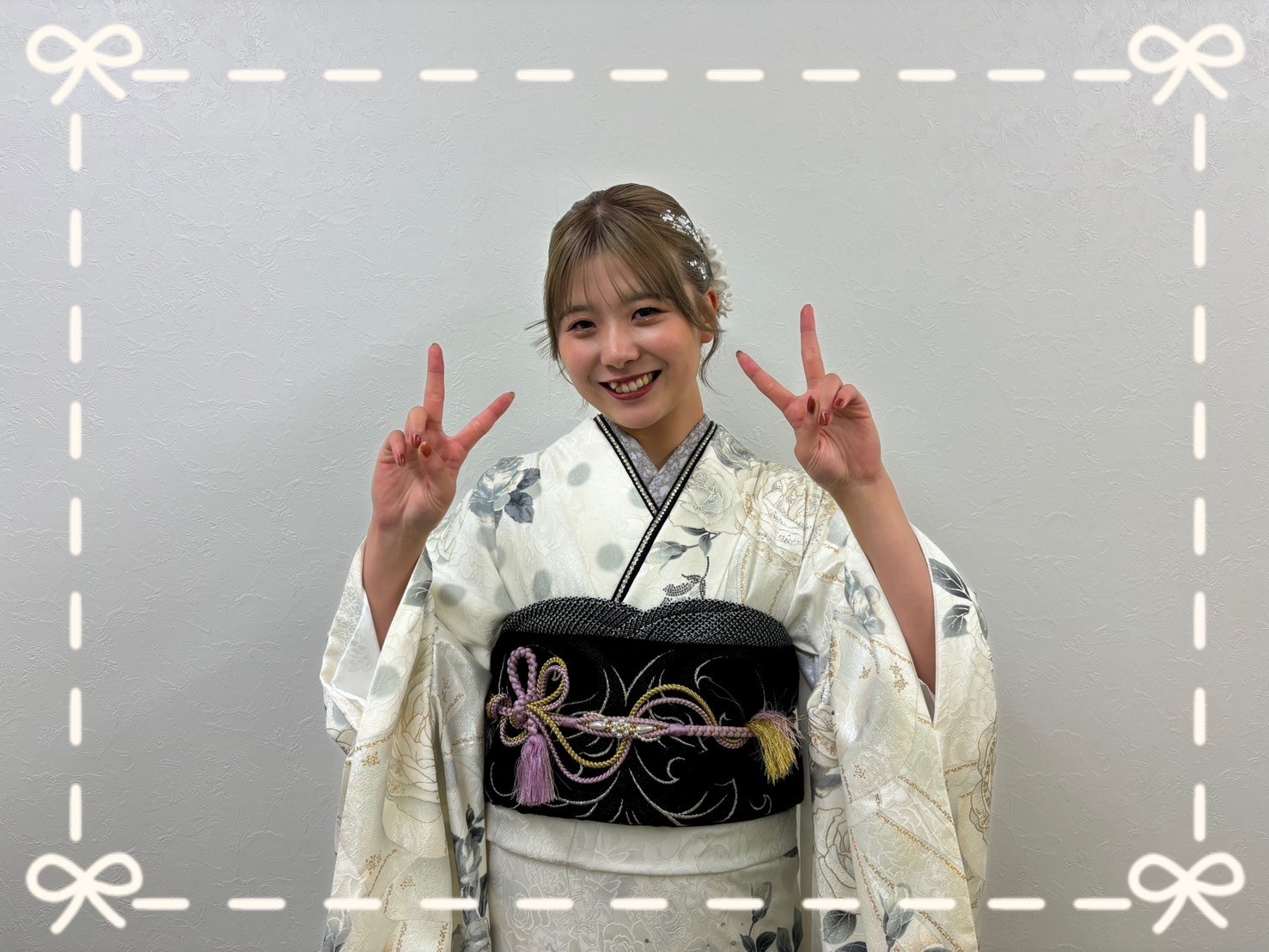 振袖　レンタル　奈良　帯　可愛い　アレンジ　華やか　綺麗　ヘップバーンシャネルカラー　白/ゴールド　バラ/リボン柄　スワロフスキー　おしゃれな　ドレッシー　カメリア柄帯　ブリッジマン遊七