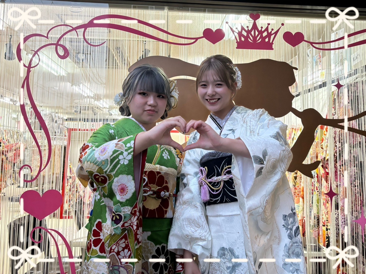 振袖　レンタル　奈良　帯　可愛い　アレンジ　華やか　綺麗　ヘップバーンシャネルカラー　白/ゴールド　バラ/リボン柄　スワロフスキー　おしゃれな　ドレッシー　カメリア柄帯　ブリッジマン遊七　ヘップバーンシャネルカラー　白/ゴールド　バラ/リボン柄　スワロフスキー　おしゃれな　ドレッシー　カメリア柄帯　ブリッジマン遊七