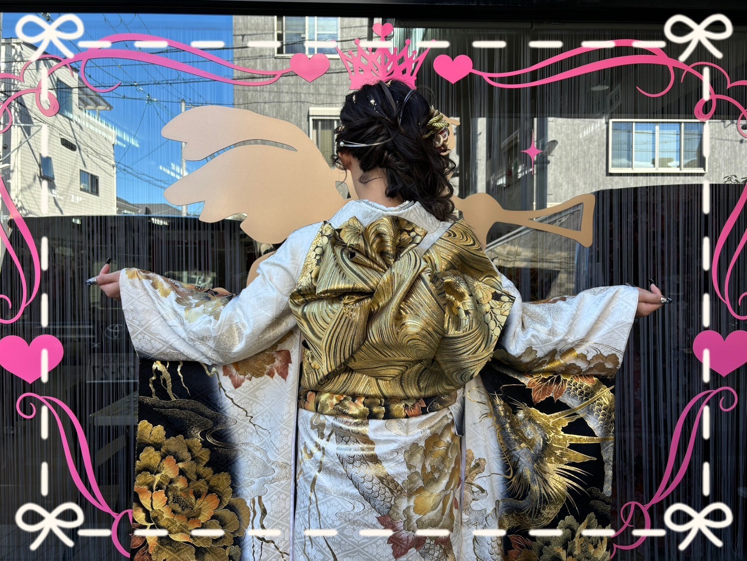 前撮り　撮影会　振袖　レンタル　奈良　きれい　かわいい　くすみ　ガーリー　古典　イマドキ　ジャパンモード　白/黒/ゴールド(金色)　本物龍柄　一番目立つ　渋い振袖　かっこいい　極妻風　キラキラスワロフスキー付き　中村りおん