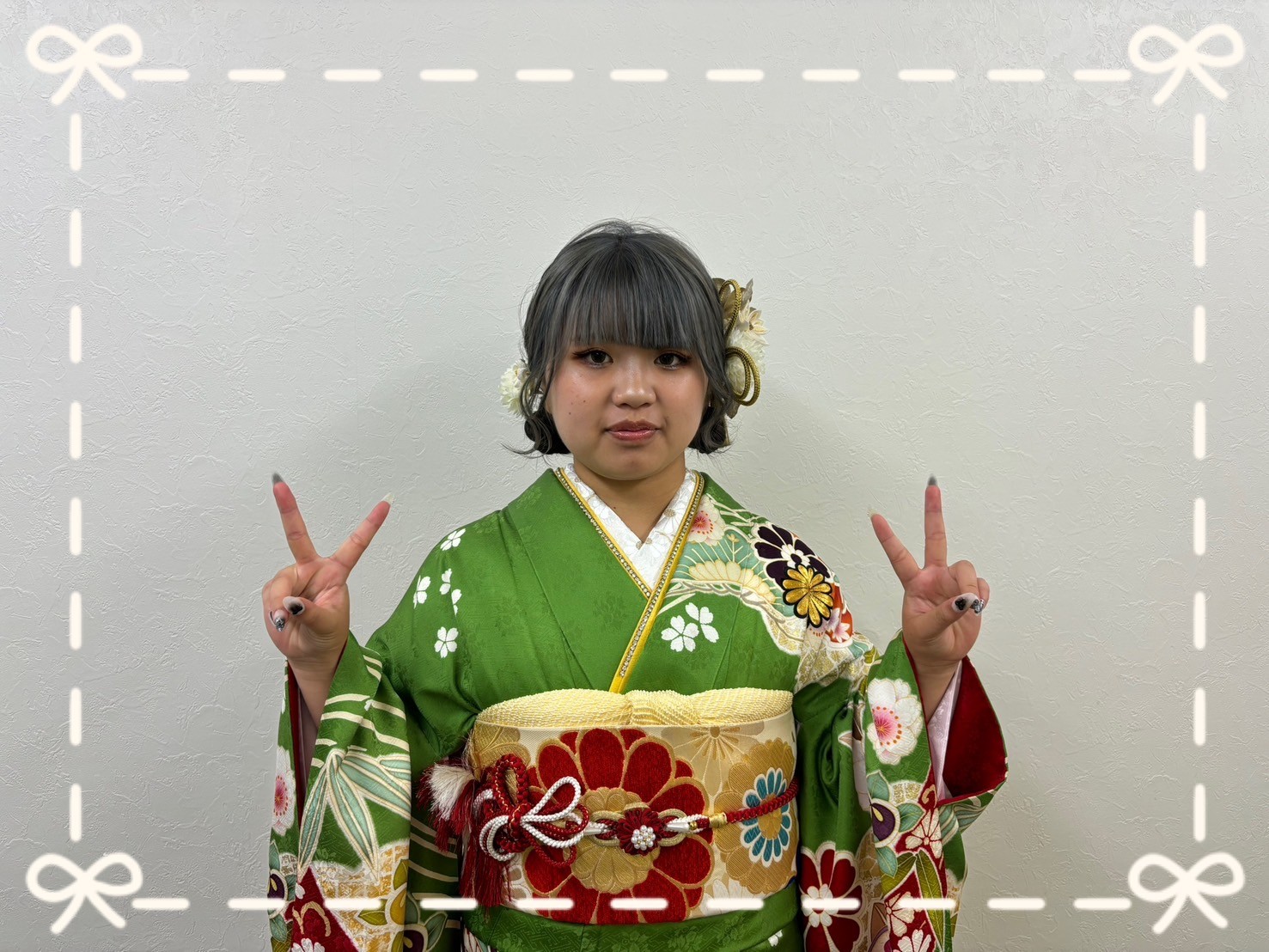 振袖　レンタル　奈良　帯　可愛い　アレンジ　華やか　綺麗　ヘップバーンシャネルカラー　白/ゴールド　バラ/リボン柄　スワロフスキー　おしゃれな　ドレッシー　カメリア柄帯　ブリッジマン遊七　格安正統派古典　鶸色/グリーン(黄緑色)　毬柄　上品　おしとやか　清楚振袖　大人かわいい