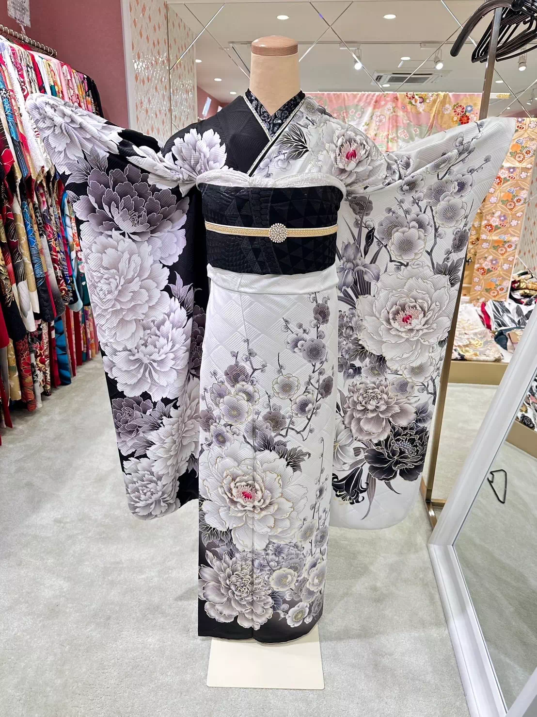 TAKAZEN姫路店　姫路市　成人式　卒業式　袴　振袖　イマドキ振袖　吉木千沙都　モノトーン