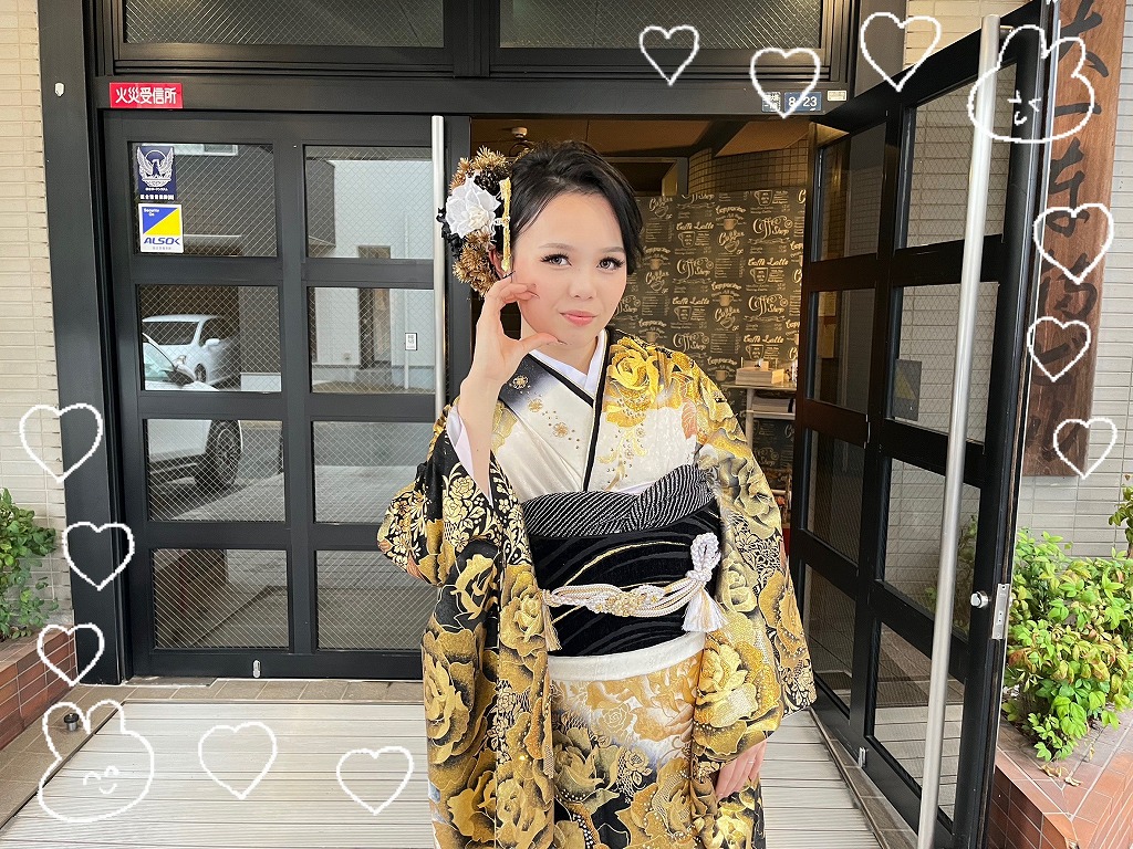 前撮り　撮影会　振袖　レンタル　奈良　きれい　かわいい　くすみ　ガーリー　古典　イマドキ　グラマラス　白/黒/ゴールド(金色)　バラ柄　派手　1番目立つ　ギャル振袖　スワロフスキー史上最多数　キラキラ　ゴージャス　中村りおん
