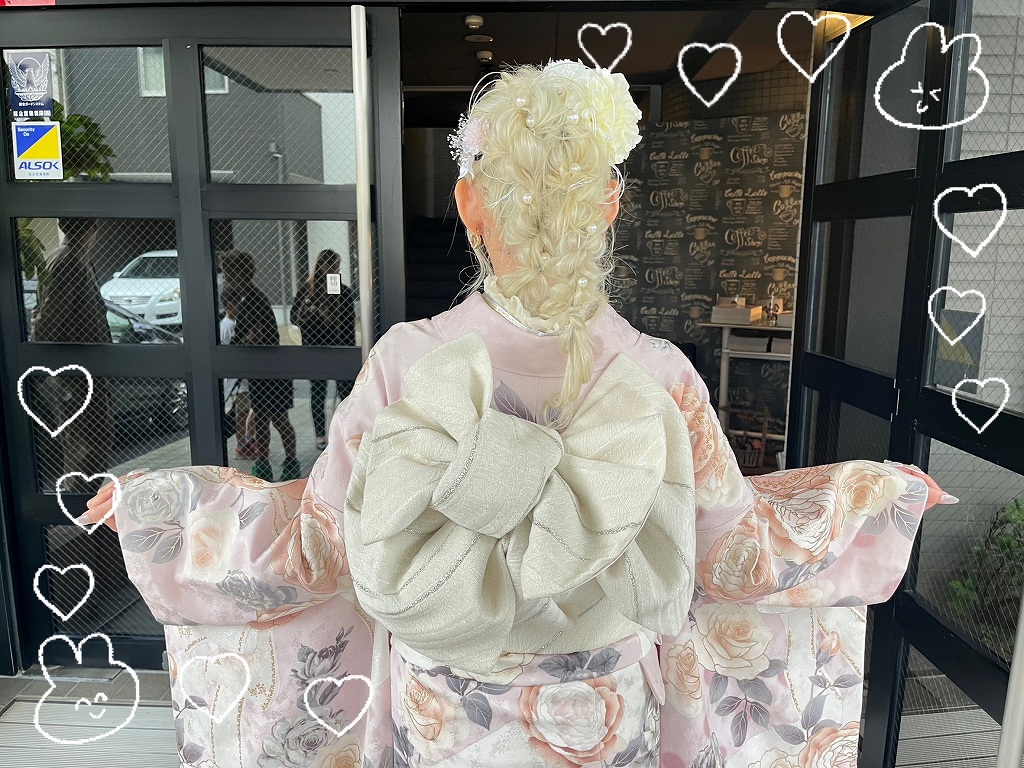 前撮り　撮影会　振袖　レンタル　奈良　きれい　かわいい　くすみ　ガーリー　古典　イマドキ　ヘップバーンシャネルカラー　白/薄ピンク　バラ/リボン柄　かわいい　スワロフスキー付き　レースインナー/ヒールコーデ　ぴょな