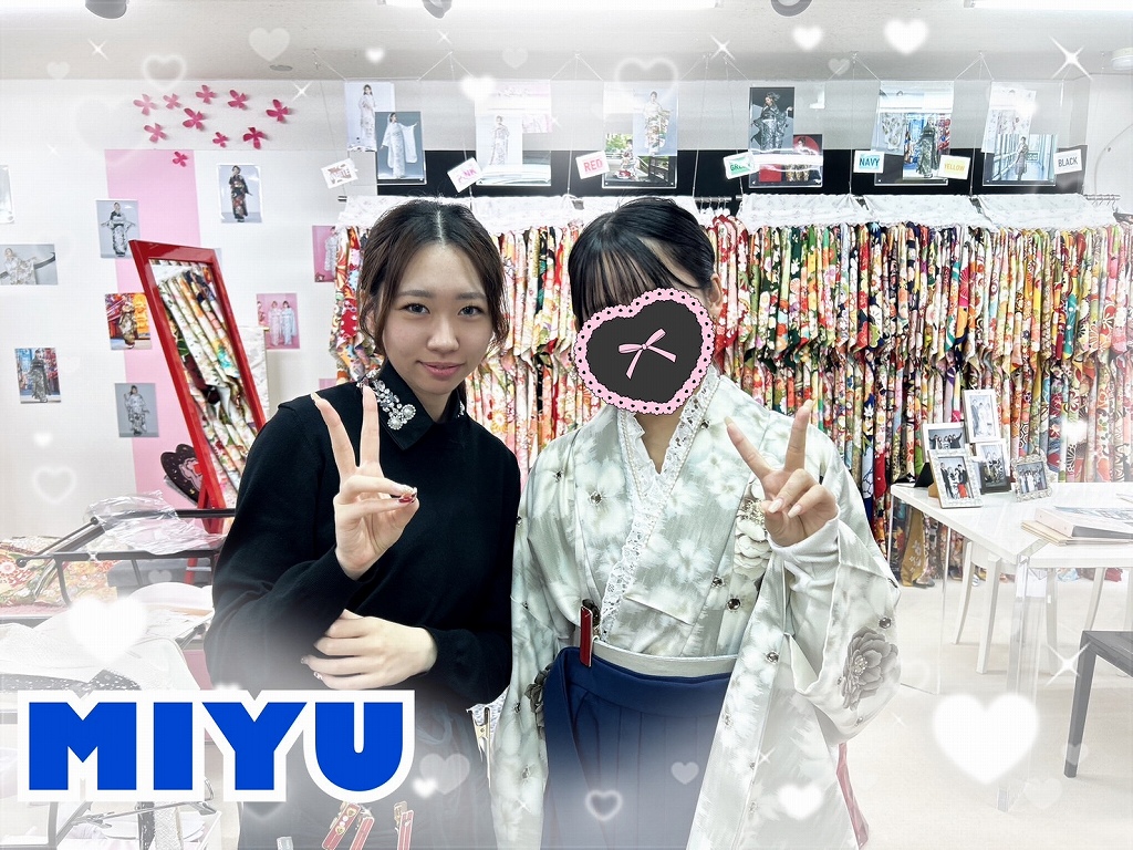 玉城ティナ×紅一点ブランド袴　くすみベージュ/ニュアンスカラー　薔薇柄　かわいい　おしゃれ　洋風　奈良　レンタル