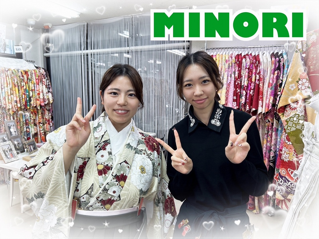 ネイルでも人気のニュアンス柄が袴でも♡♡ 流行りダスティーカラーとぼかした柄は 相性が抜群☆誰がみても可愛いこと間違いなし！！ コーディネートにもこだわっておしゃれな 着こなしでみんなの注目の的★ お洒落女子必見のオススメ袴♪　奈良