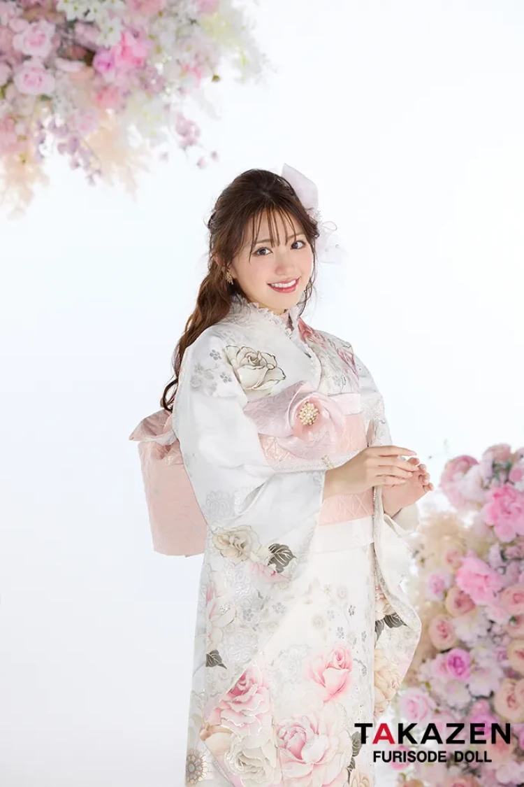 TAKAZENのレンタル振袖 ヘップバーンコスメカラー 白/ピンク 薔薇柄 一番かわいい スワロフスキー/パール付き ガーリー キルティング帯 おしゃれ 姫系 香音【通販可】26001